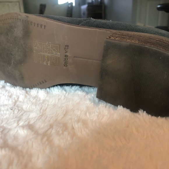 Gray sueded leather DOLCE VITA. Like new condition. Only worn a couple of times. - Picture 6 of 7